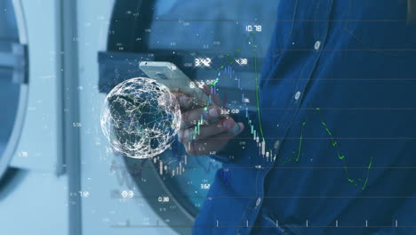 animación de procesamiento de datos y globo con diagrama sobre mujer caucásica usando teléfono inteligente