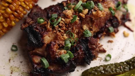 costillas de cerdo a la parrilla con maíz en la mazorca