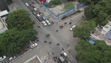 在城市中移动的汽车,汽车,自行车和其他交通工具的交通信号的空中拍摄