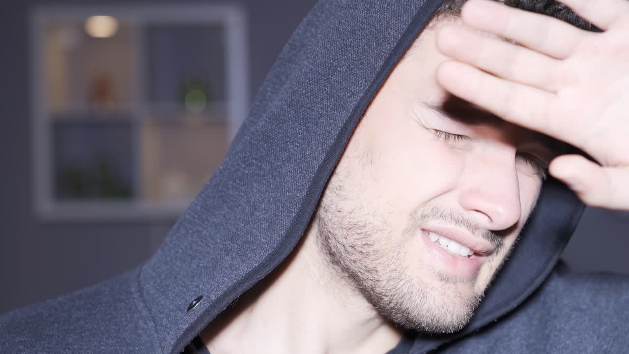 mirando fijamente a la luz alta.