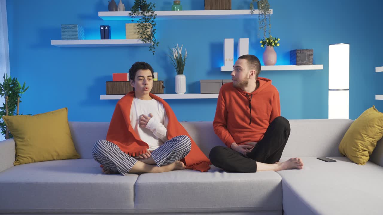 어 ⁇ 을 두려워하고, 집에 혼자 남은 형제 자매들은 두려워하고 떨고 있습니다.