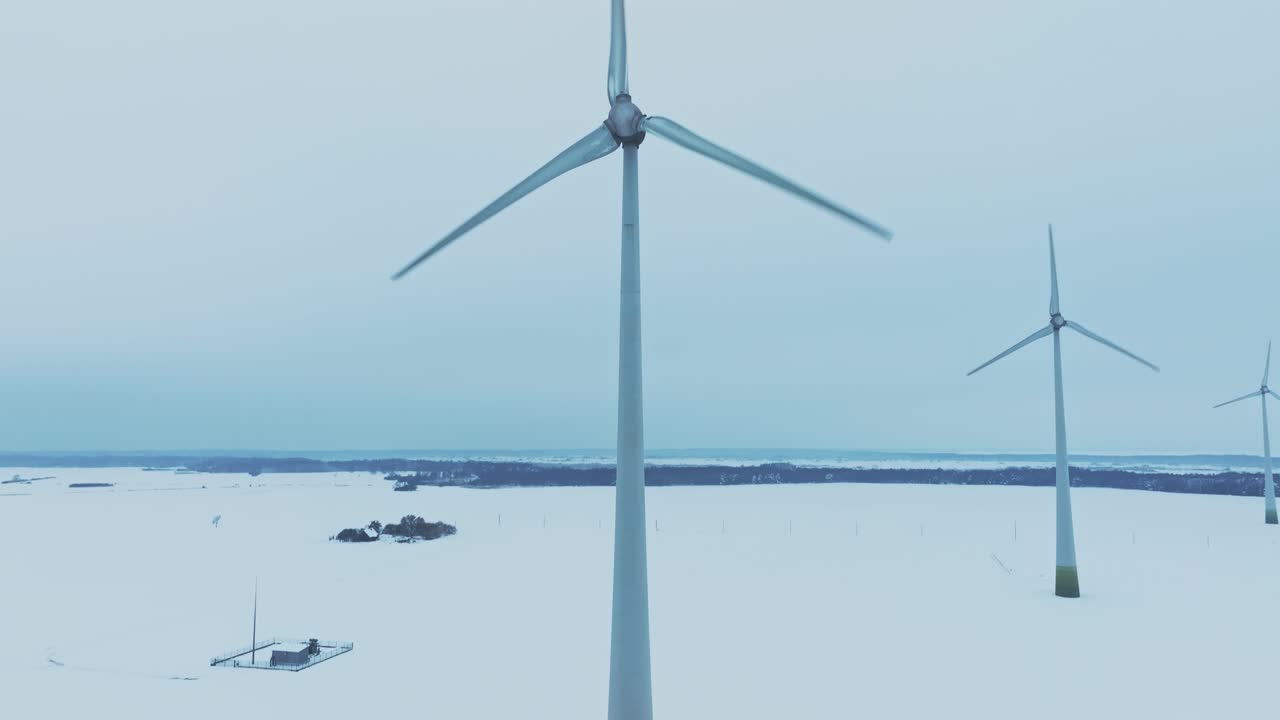 공중에서 볼 때, 풍차 농장, 블레이드는 회전하고 소비자를 위해 전기를 생산합니다.