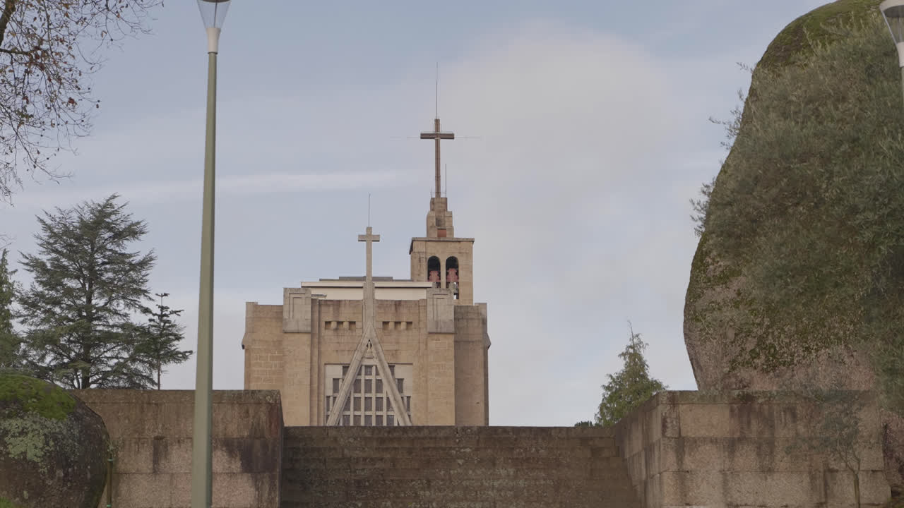 Vista frontale della chiesa del Santuário da Penha con croci e scale in pietra