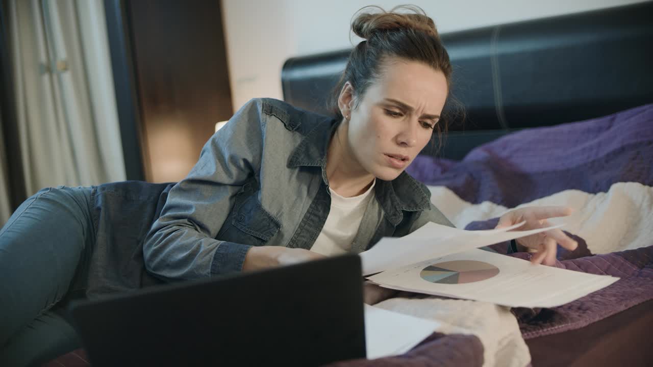 mujer pensativa haciendo papeleo por la noche. mujer de negocios trabajando con papeles
