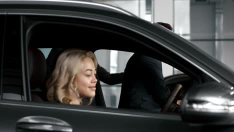 family buying new car with credit car