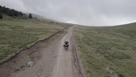 video con un dron siguiendo una motocicleta fuera de la carretera