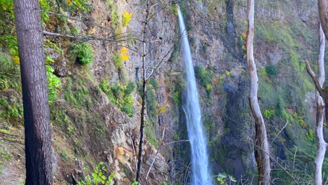 Panorámica-En-Cámara-Lenta-De-Multnomah-Falls,-Oregon.