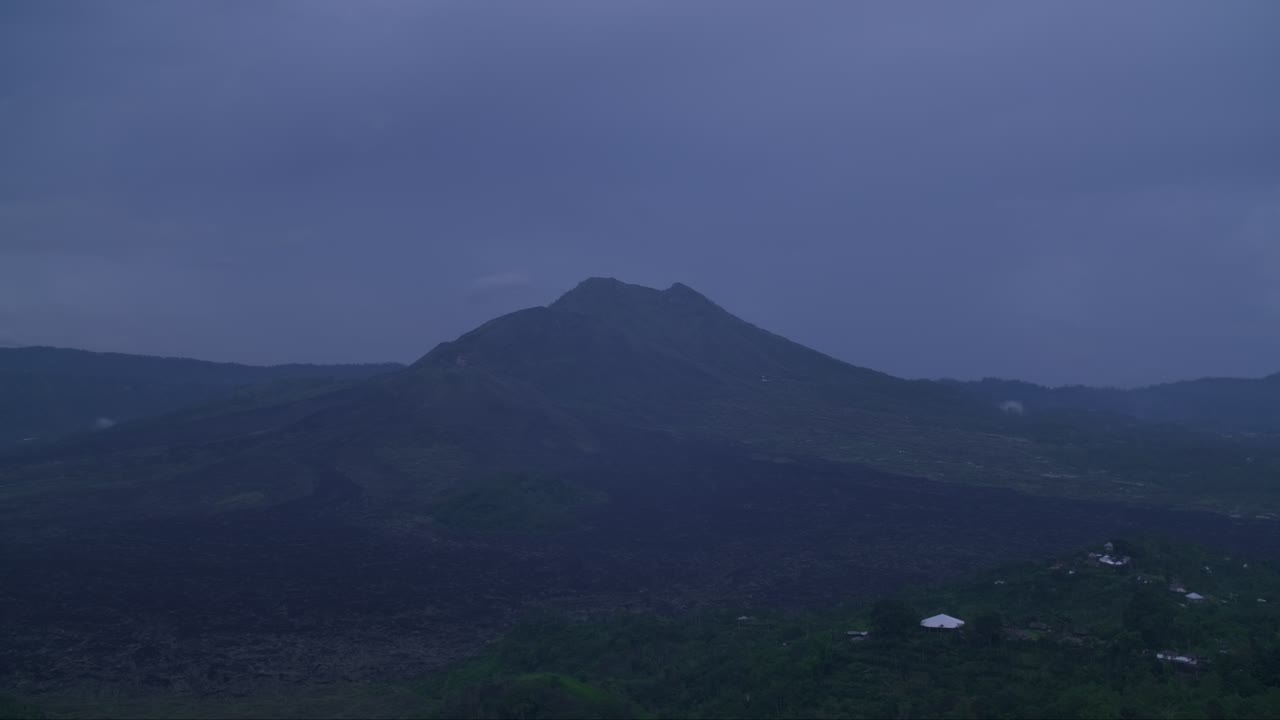바리의 대표적인 화산인 바투르 화산 (batur volcano) 을 위에서 탐험합니다.
