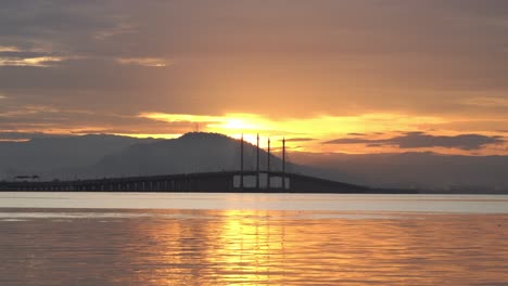 Amanecer-Por-La-Mañana-En-El-Puente-De-Penang.