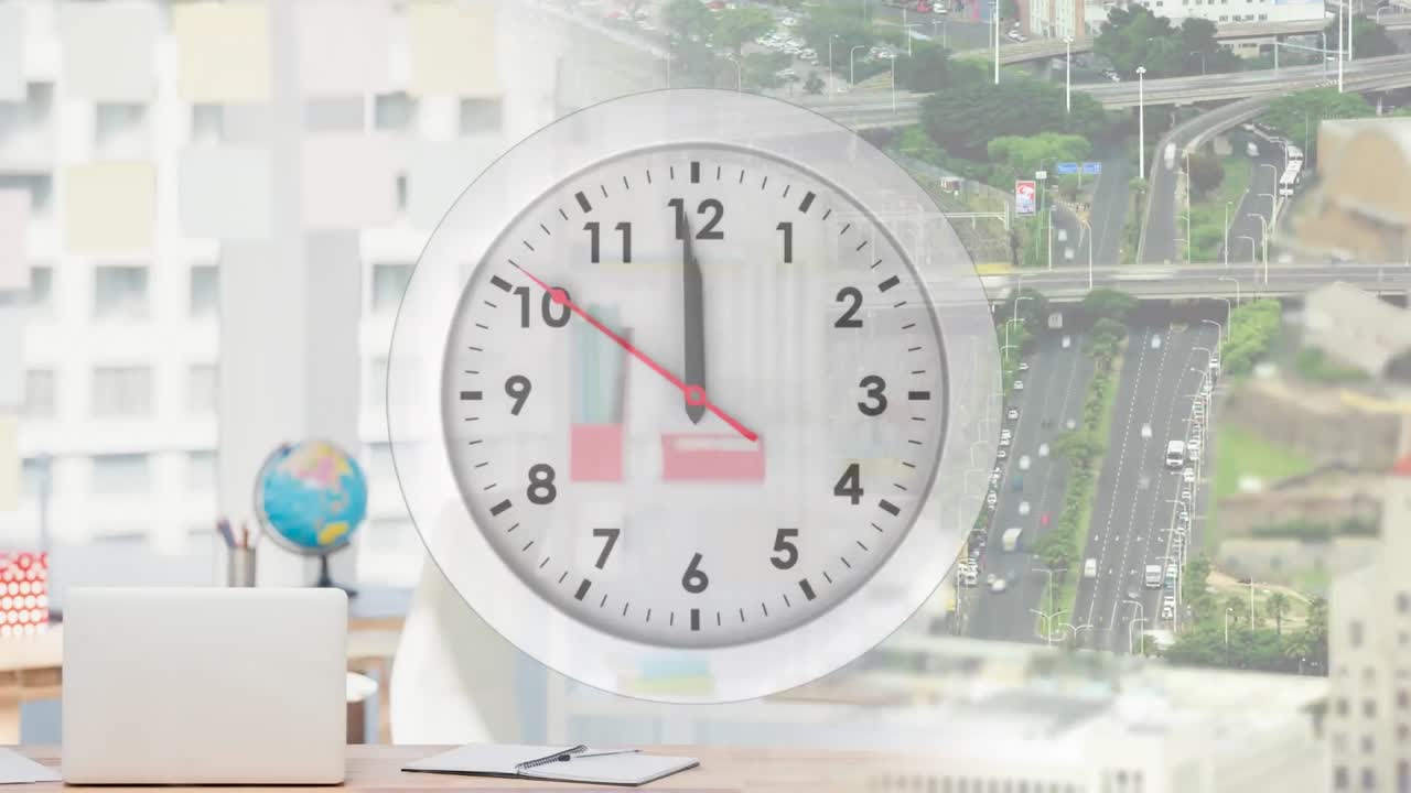 animación de reloj en movimiento sobre la carretera y el tráfico y la oficina