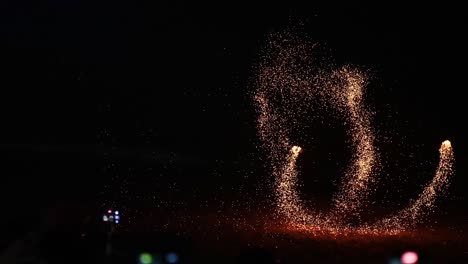 espectáculo de fuego deslumbrante en una playa tailandesa