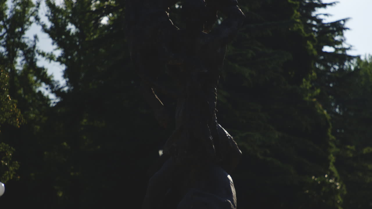 estatua de tamaño natural que representa una batalla abstracta