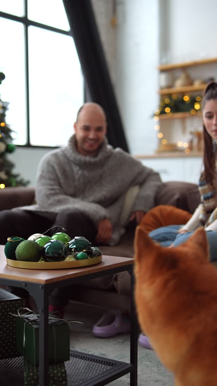 가족 들 이 크리스마스 를 축하 하는 것