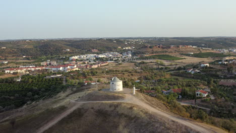 Imágenes-Aéreas-De-Un-Molino-De-Viento-En-Una-Colina