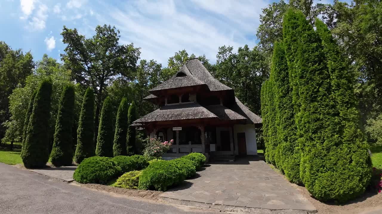 높은 나무로 둘러싸인 루마니아의 오래된 수도원. 루마니아에 있는 수도원의 사제들의 집.