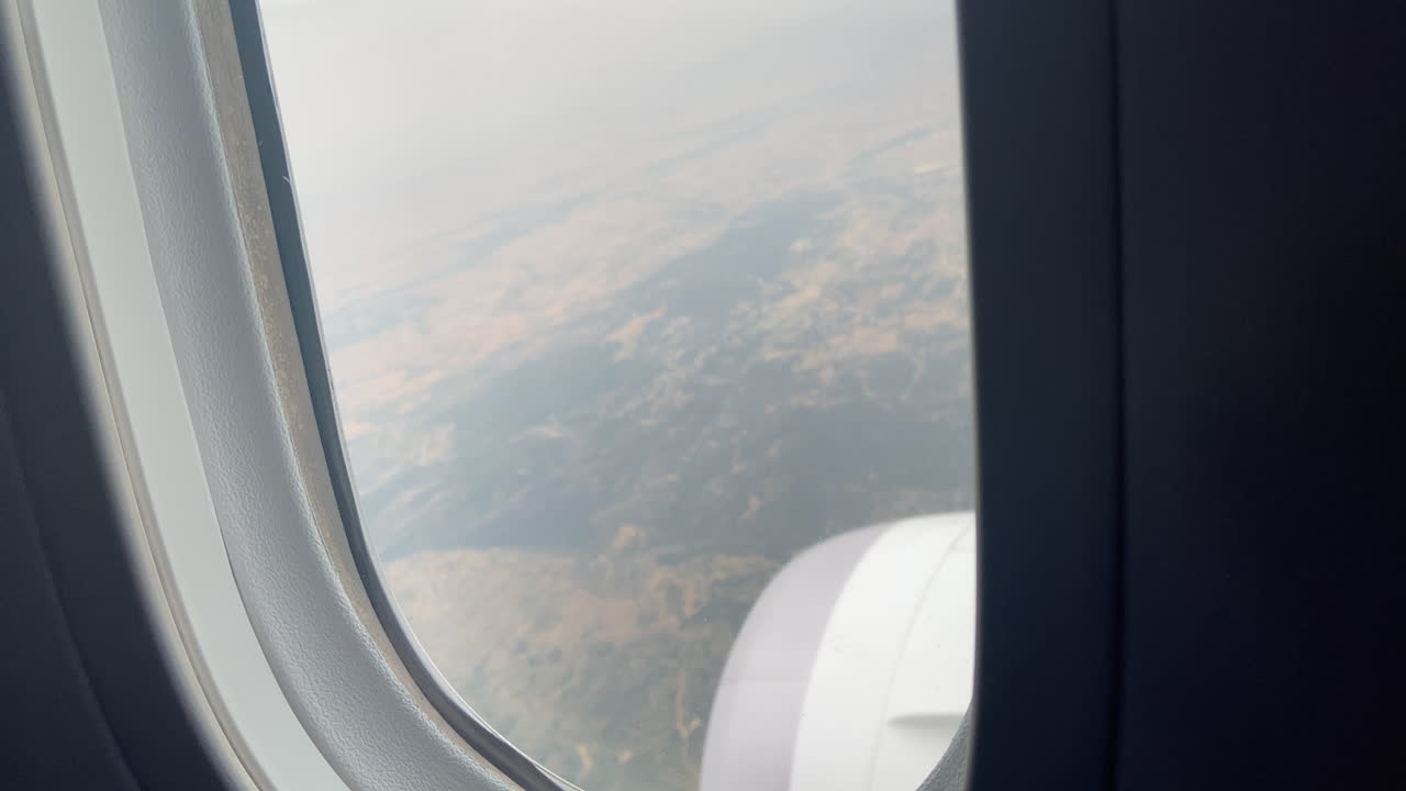 disparo desde la cabina del avión de la ciudad desde arriba visto a través de la ventana