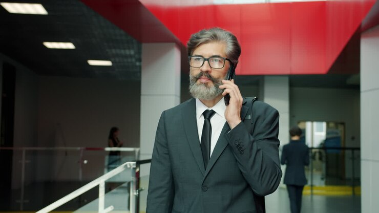 Un uomo d'affari che parla al telefono in un ufficio moderno