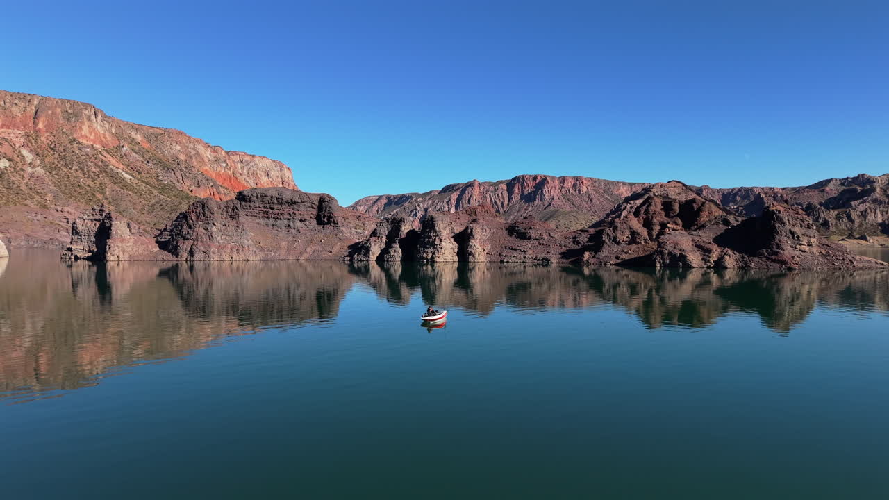 A small fishing boat glides through Cañón del Atuel in Mendoza’s San Rafael region