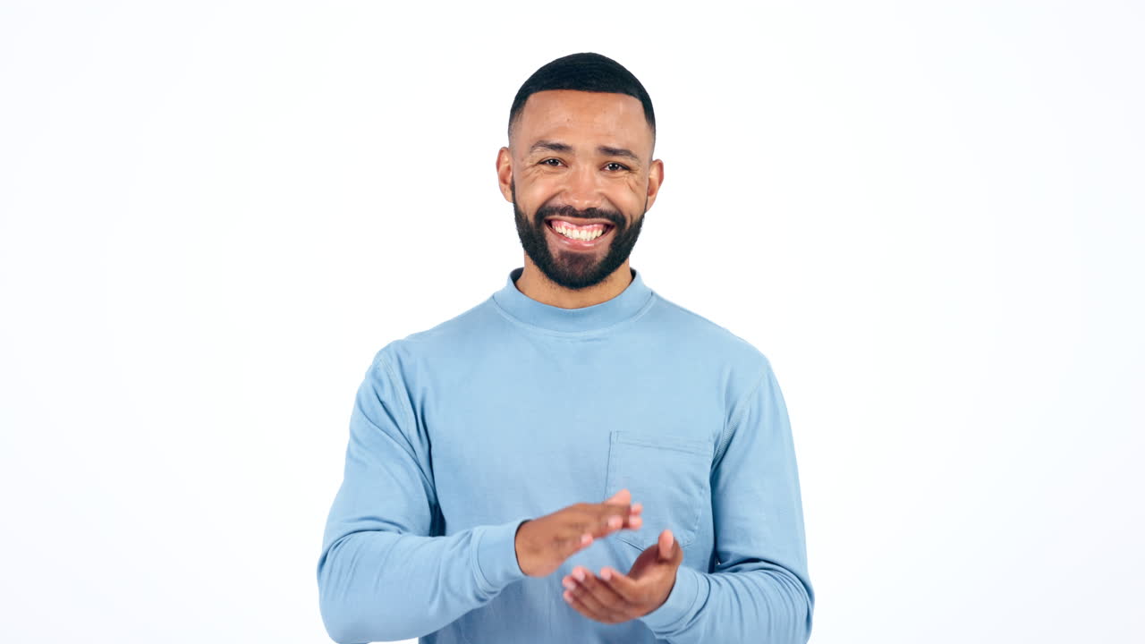 cara, aplausos y hombre en el estudio con la mano