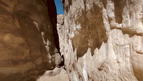 Cañón-De-Colores-En-Dahab,-Conduciendo-Y-Explorando-Este-Hermoso-Cañón-En-Egipto