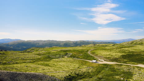 Autocaravana-Colocada-En-Las-Carreteras-De-Montañas-Verdes-En-El-Parque-Nacional-De-Rondane-En-Noruega
