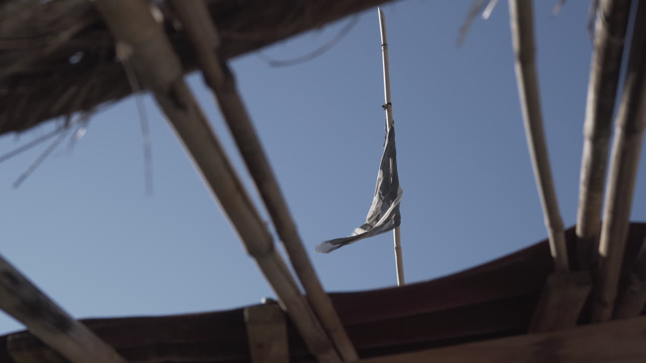 바람에 펄럭이는 해적 깃발