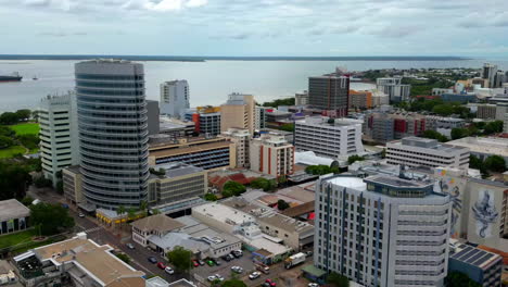 Zeitraffer-Mit-Einer-Drohne-Aus-Der-Luft-Des-Zentralen-Geschäftsviertels-Von-Darwin-City-Mit-Verkehr,-Während-Wolkenschatten-über-Gebäuden-Ziehen