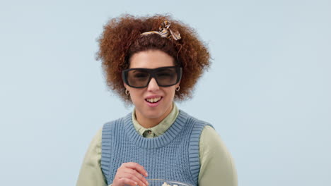gafas 3d, sorpresa y comer palomitas de maíz