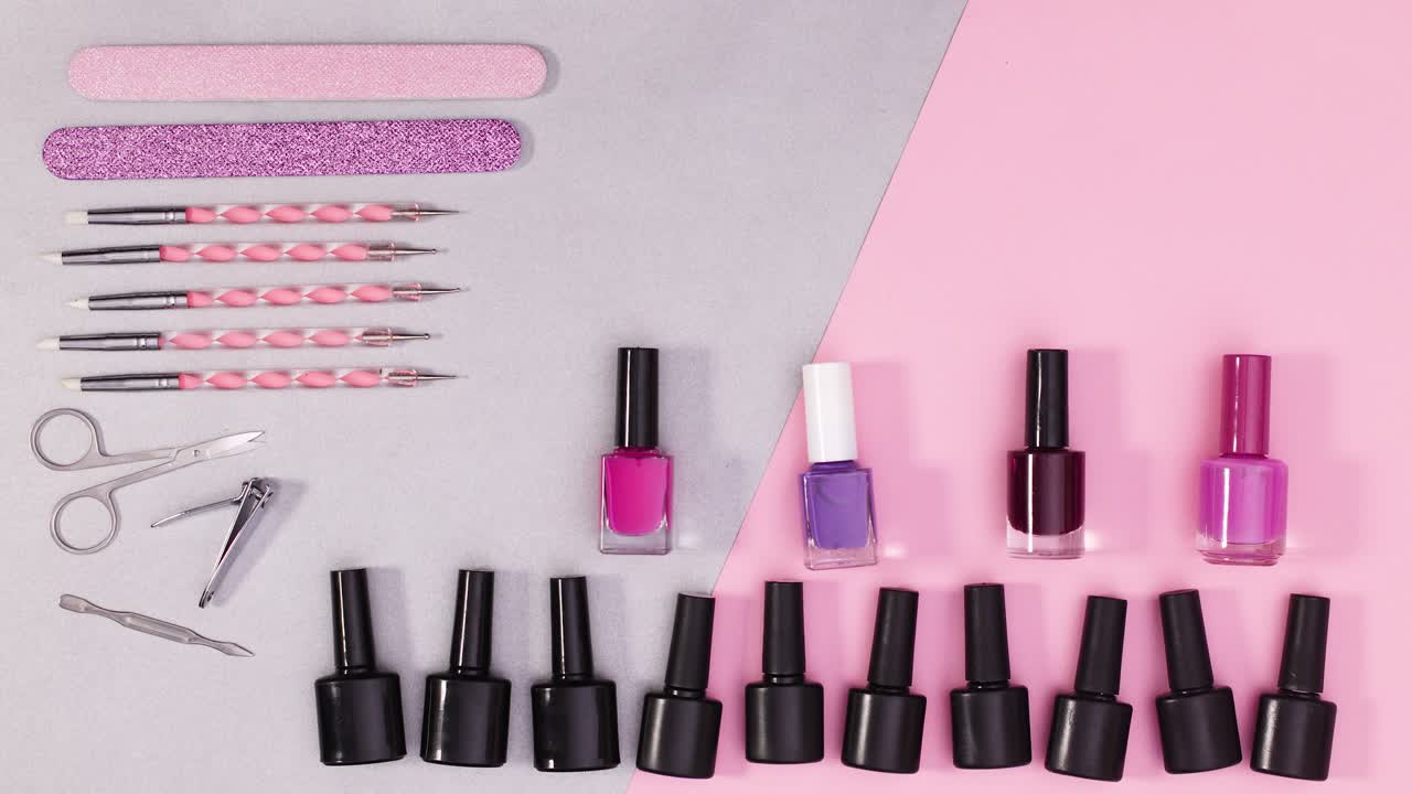 Manicureværktøj og neglelakflasker bevæger sig på et sølv-lyserødt tema. Stop-motion.