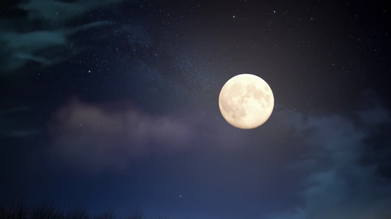Um vídeo de céu noturno sereno com uma lua cheia, capturado de um ângulo baixo, exibindo estrelas.
