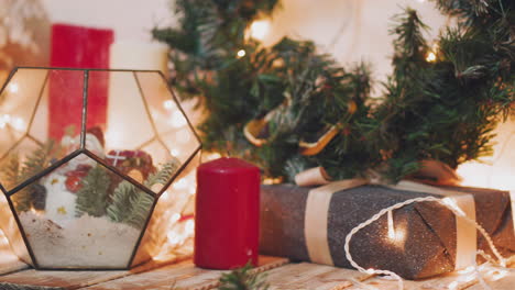 4K-Hand-Legt-Verpackte-Geschenkbox-Unter-Den-Weihnachtsbaum