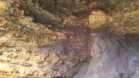 Cueva-Formada-Dentro-De-Un-Acantilado-De-Piedra-Caliza
