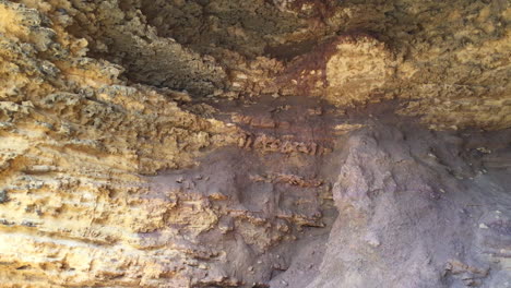 cueva formada dentro de un acantilado de piedra caliza