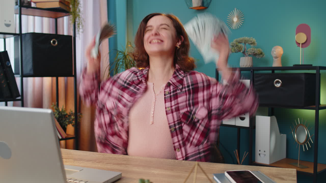 mujer de negocios que sostiene fan de dinero en efectivo billetes de dólar celebrar el éxito carrera premio mayor de la lotería