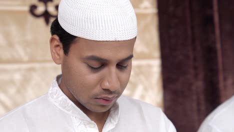 Hombre-Musulmán-Cantando-Oraciones-A-Dios-Alá