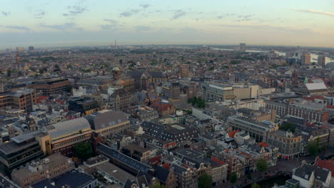 Disparo-De-Drones-Hacia-La-Plaza-Dam-Central-Amsterdam-Al-Amanecer