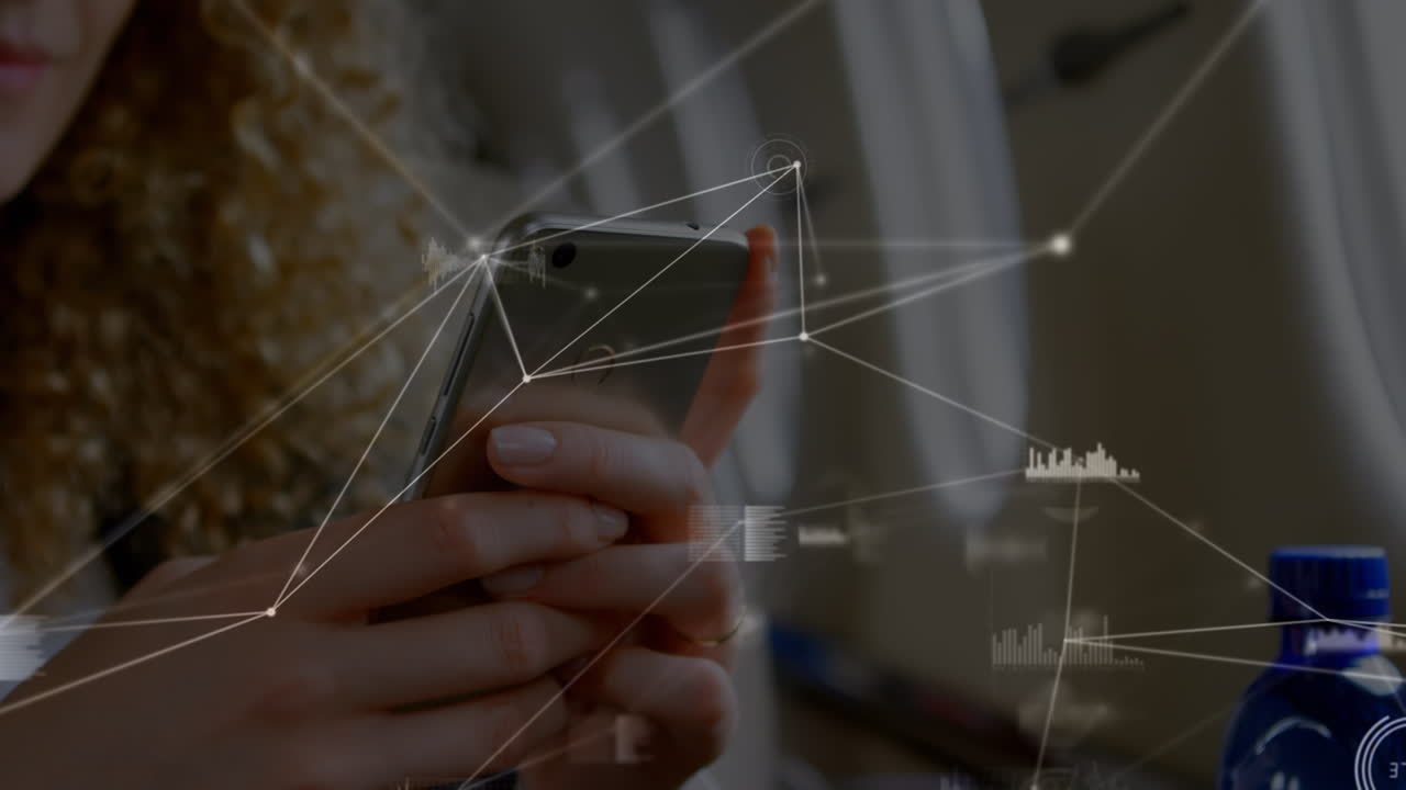 animación del procesamiento de datos sobre una mujer de negocios caucásica que usa un teléfono inteligente