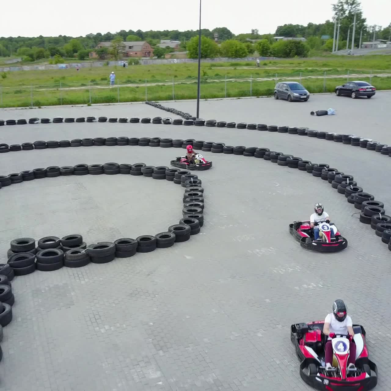 conductor con casco en el circuito de kart