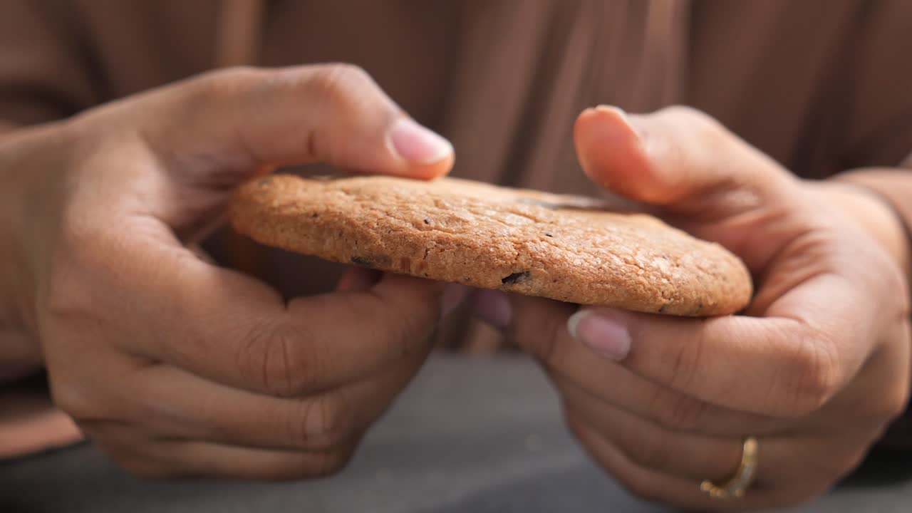 손에 있는 초콜릿  쿠키