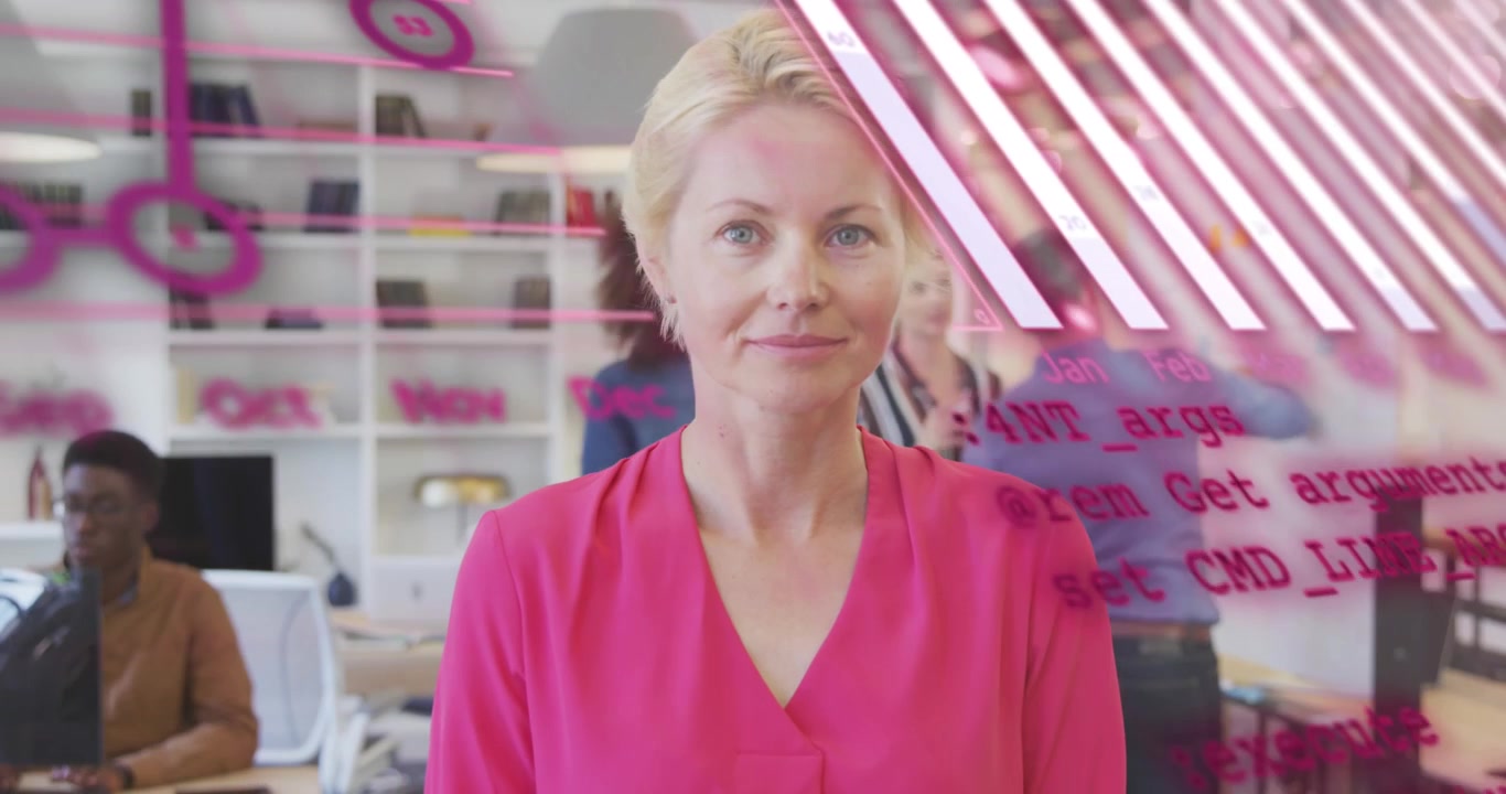 Animation der statistischen Datenverarbeitung vor dem Porträt einer kaukasischen Frau, die im Büro lächelt