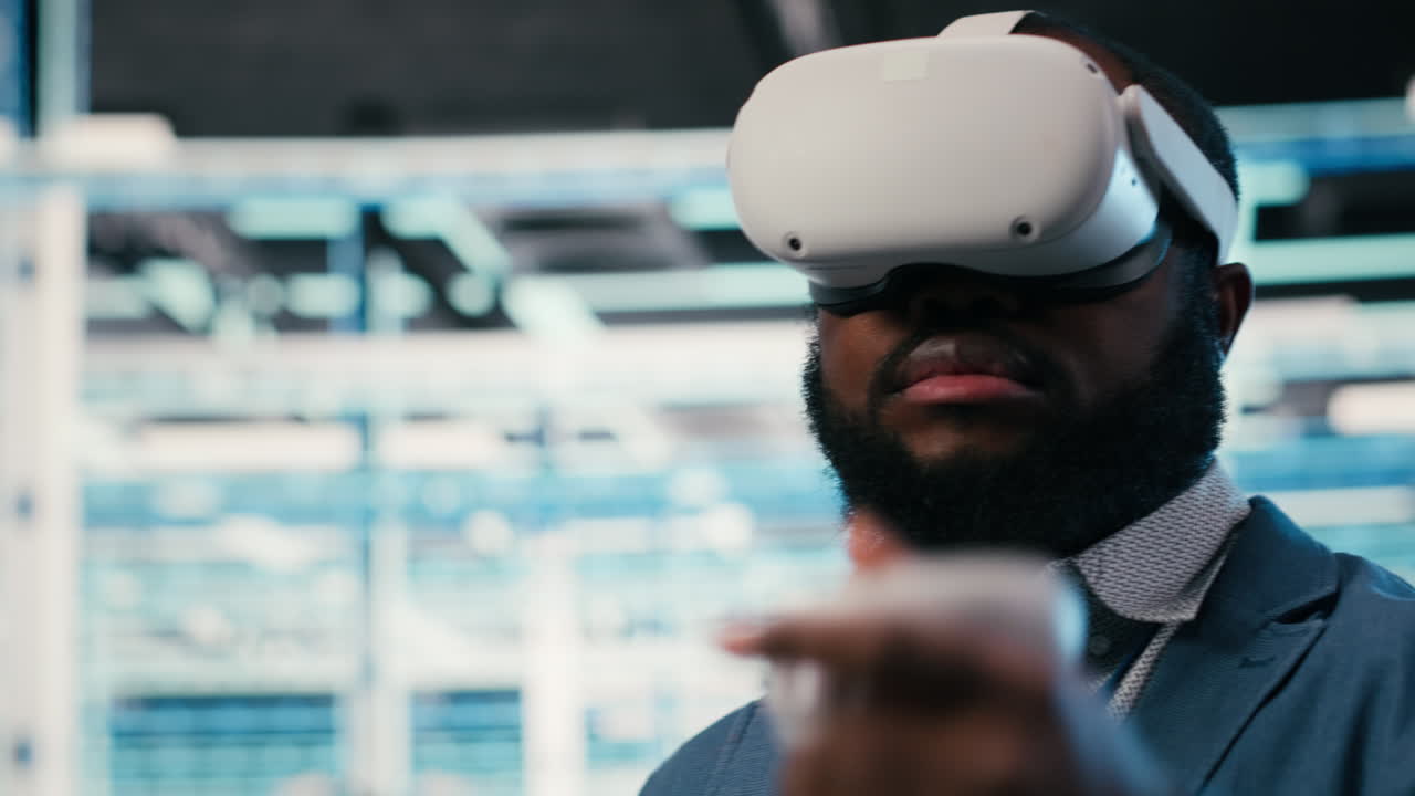 Afroamerikanischer Mann nutzt VR-Headset und Controller in technischer Umgebung