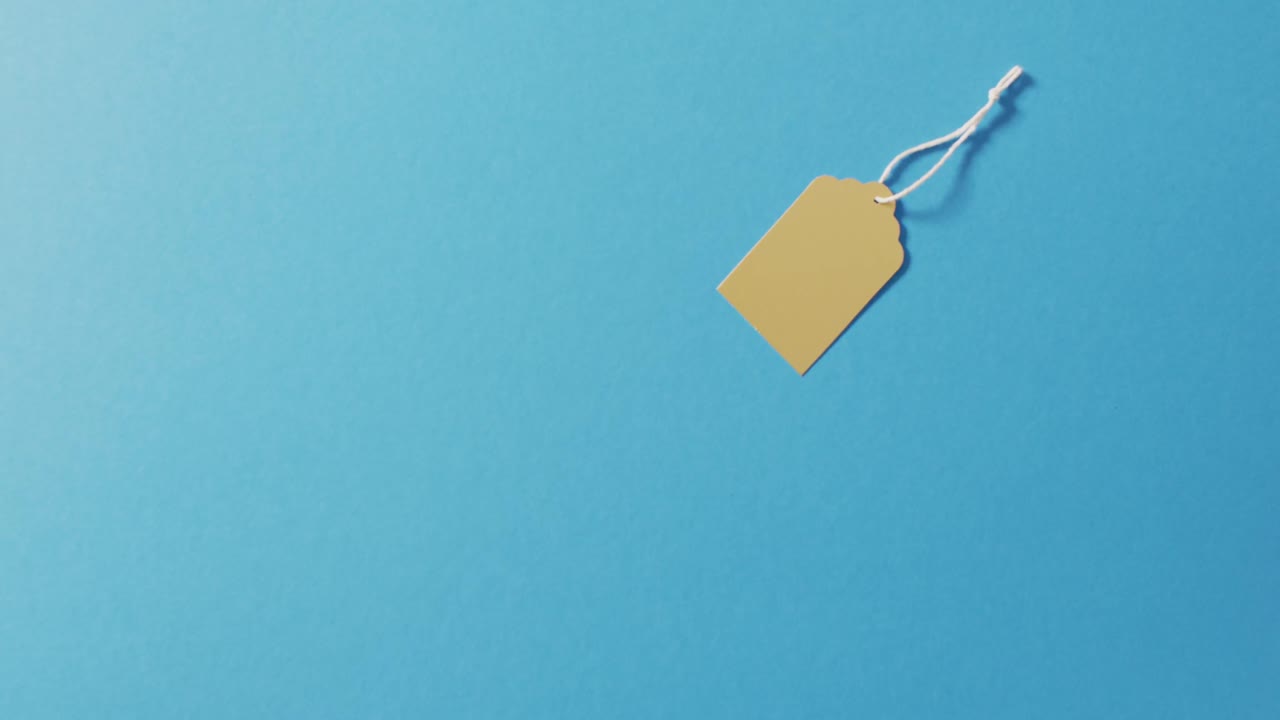 etichetta di vendita gialla e stringa su sfondo blu con spazio di copia