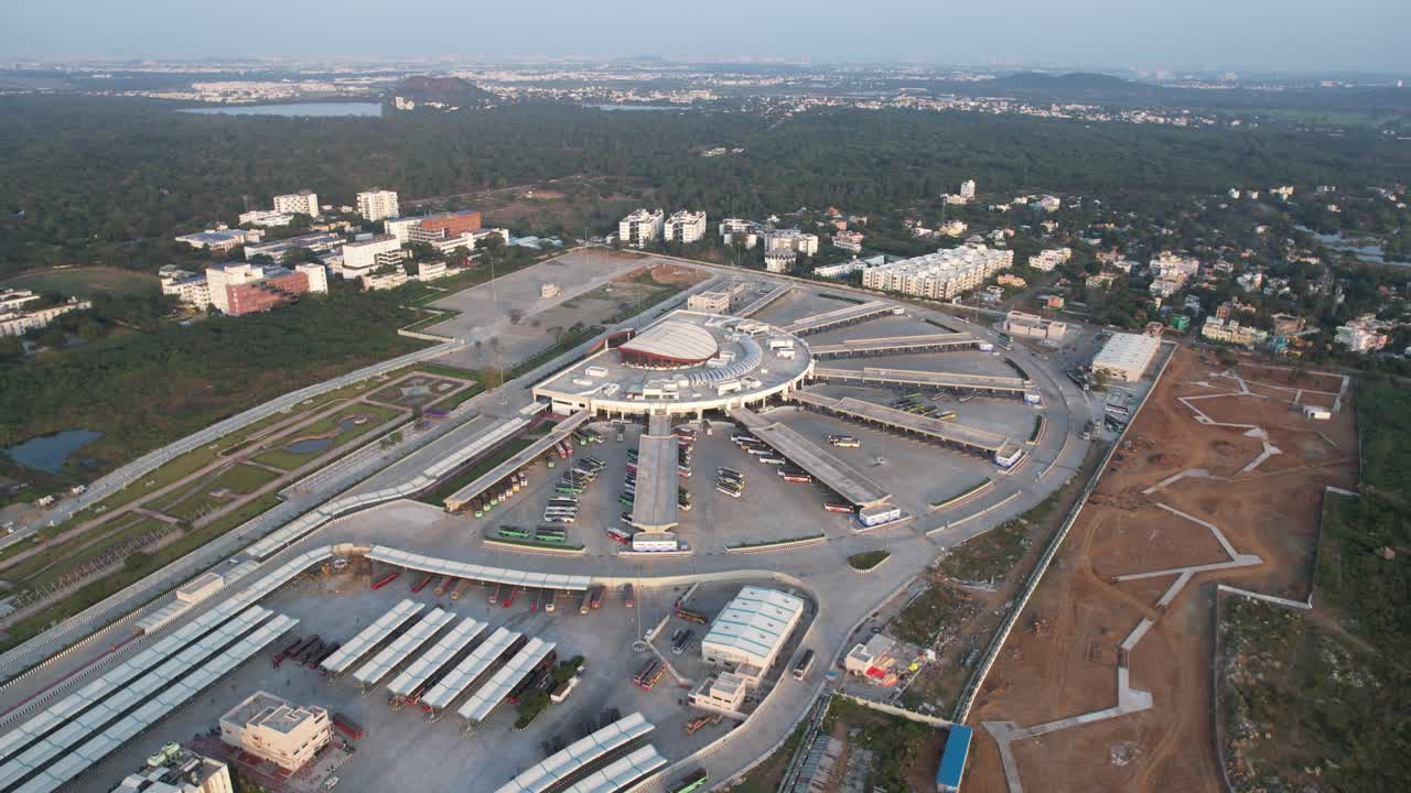 fotografía aérea de la estación de autobuses construida al amanecer en la ciudad de chennai, india