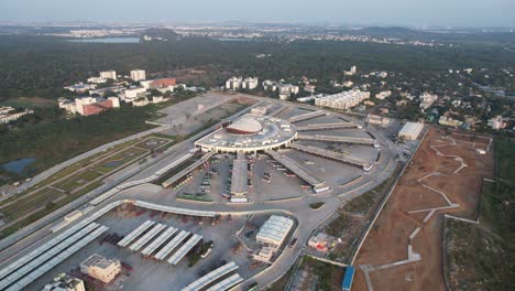 Toma-Aérea-De-Un-Dron-De-La-Construcción-De-Una-Estación-De-Autobuses-Al-Amanecer-En-La-Ciudad-De-Chennai,-India