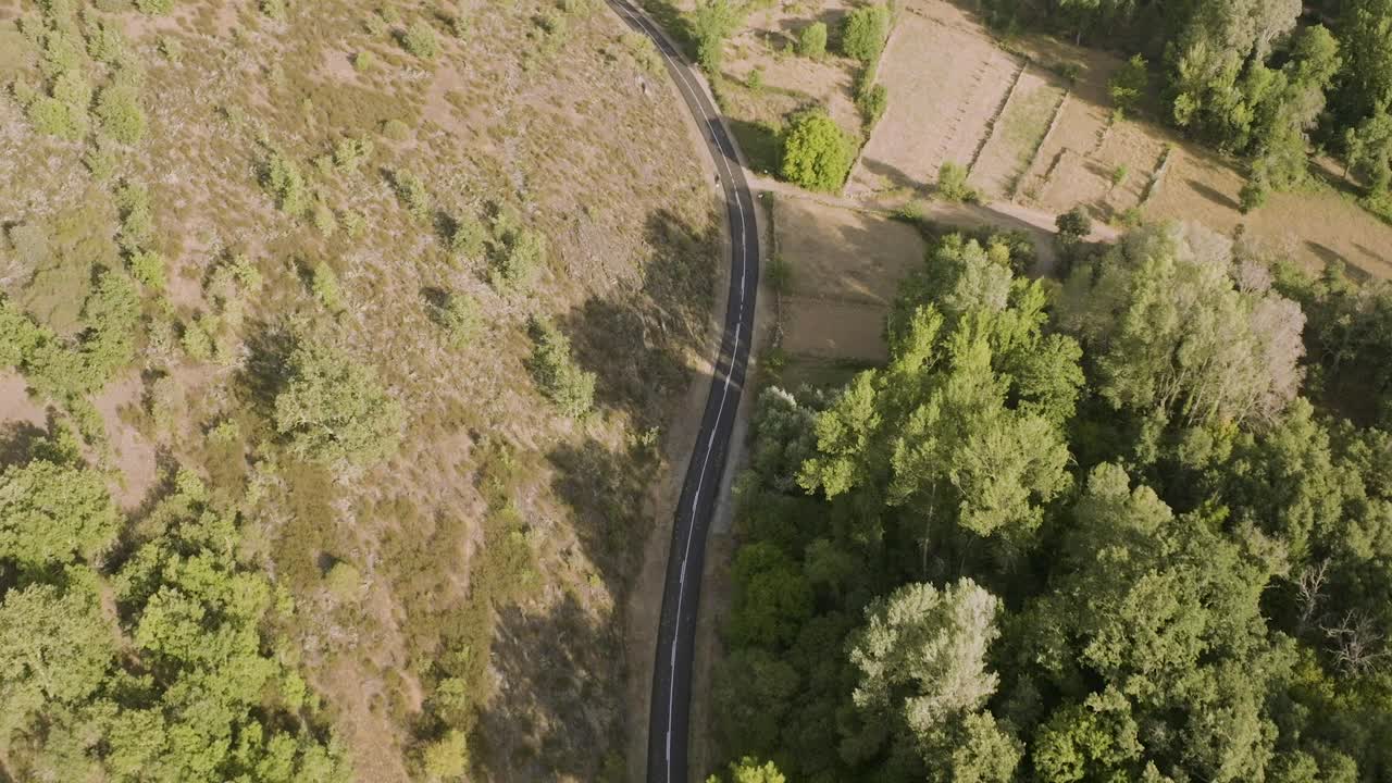 Inquadratura di ambientazione di una strada rurale nella campagna spagnola