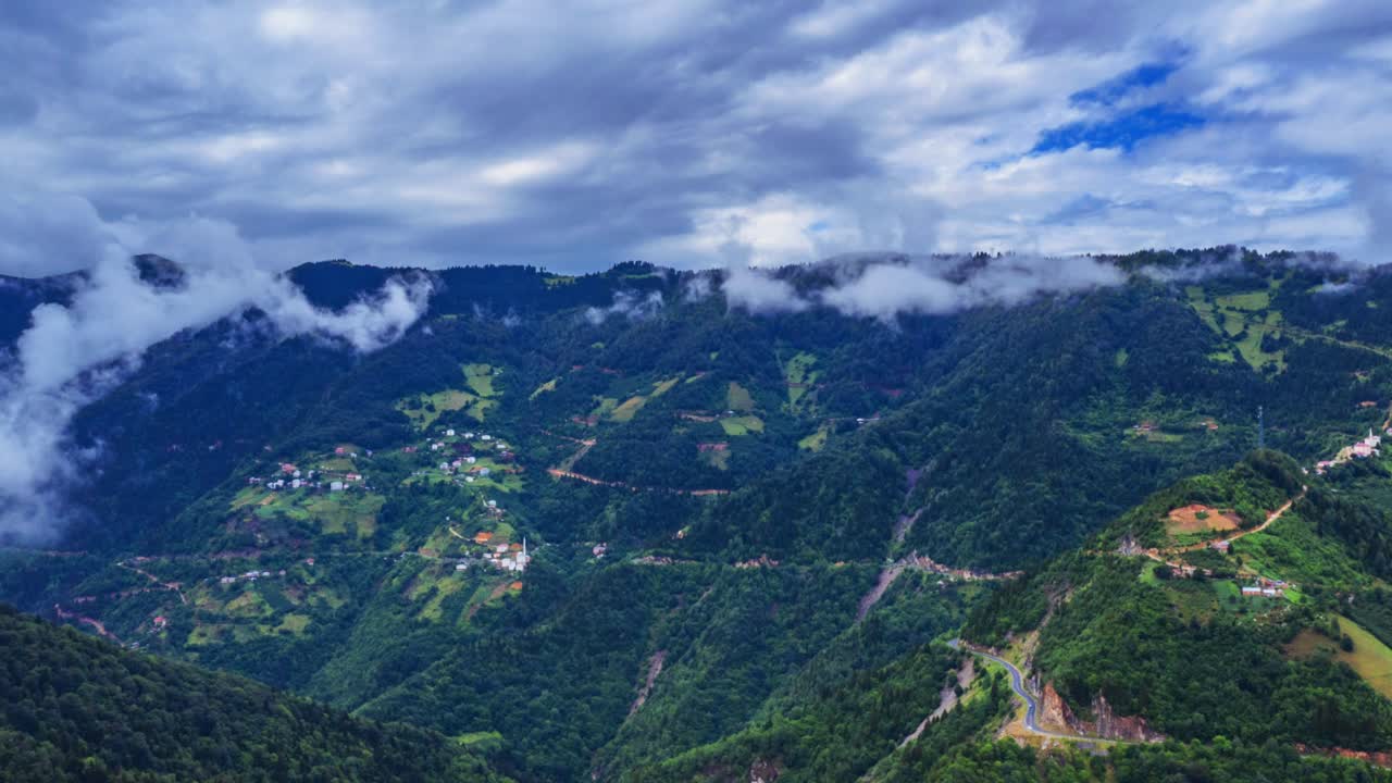 lapso de tiempo aéreo de montañas verdes y movimientos de nubes