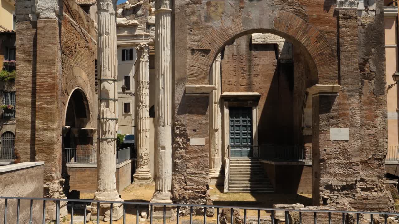 pórtico de octava ubicado cerca del teatro marcellus en roma, italia