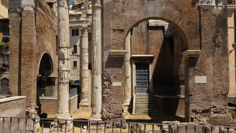 Pórtico-De-Octava-Ubicado-Cerca-Del-Teatro-Marcellus-En-Roma,-Italia