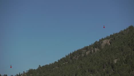 cruzando góndolas desde la ciudad turística de montaña