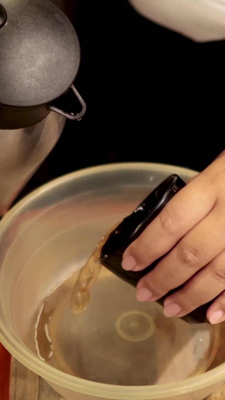 물병 에서 액체 를 부는 사람